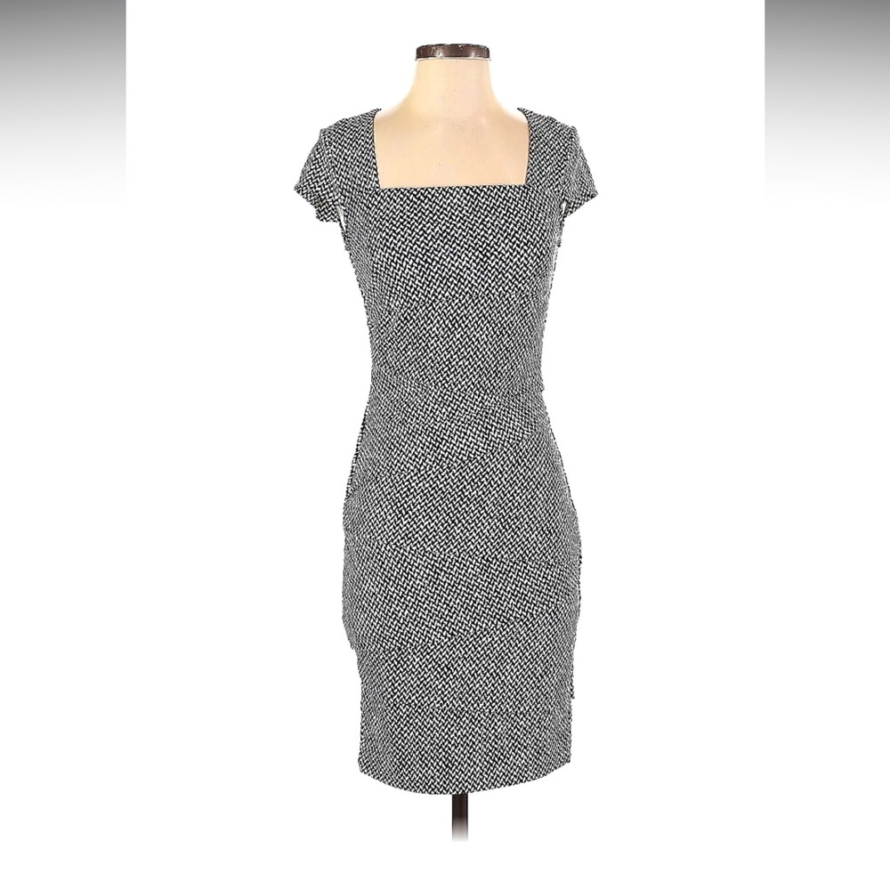 White House black market Slimming dress Size 0. Black and white